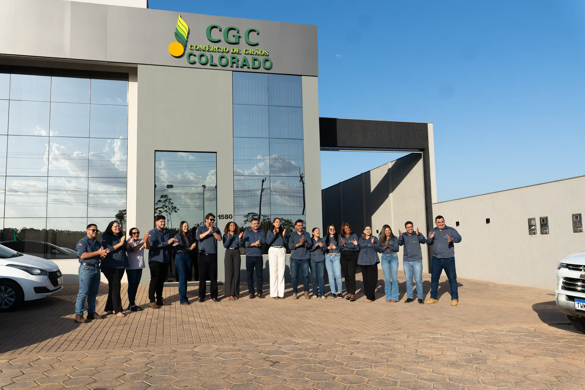 Equipe da CGC Colorado reunida na frente da sede, em Paragominas