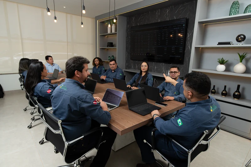 Equipe da CGC em reunião na sala de reuniões da sede